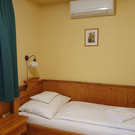 Hotel Bozi Rozi Panzio à Fertőboz Extérieur photo
