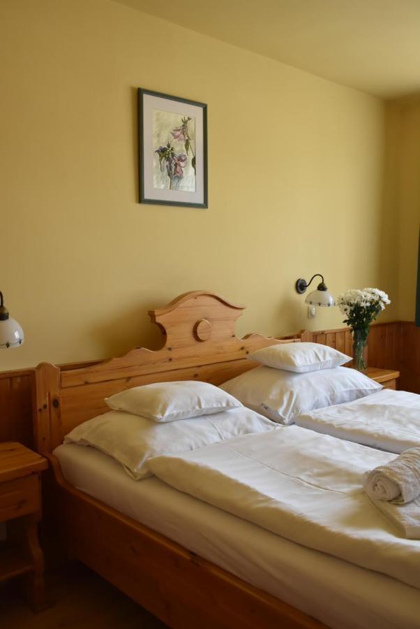Hotel Bozi Rozi Panzio à Fertőboz Extérieur photo
