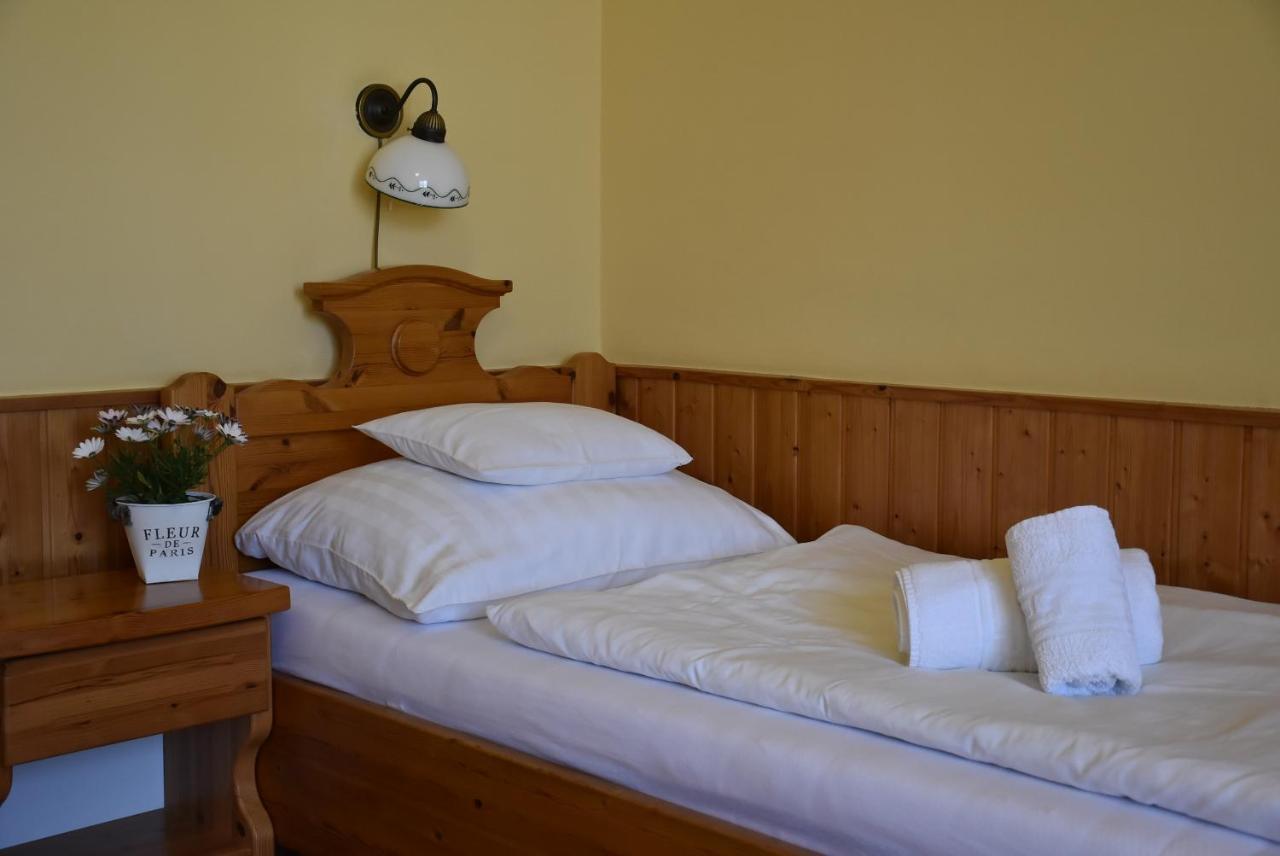 Hotel Bozi Rozi Panzio à Fertőboz Extérieur photo