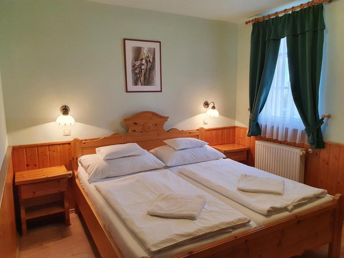 Hotel Bozi Rozi Panzio à Fertőboz Extérieur photo