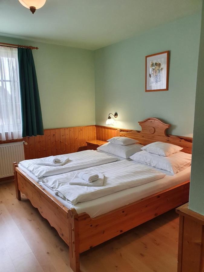Hotel Bozi Rozi Panzio à Fertőboz Extérieur photo