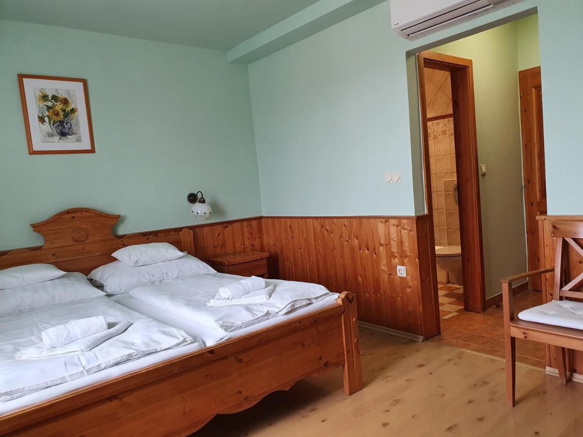 Hotel Bozi Rozi Panzio à Fertőboz Chambre photo