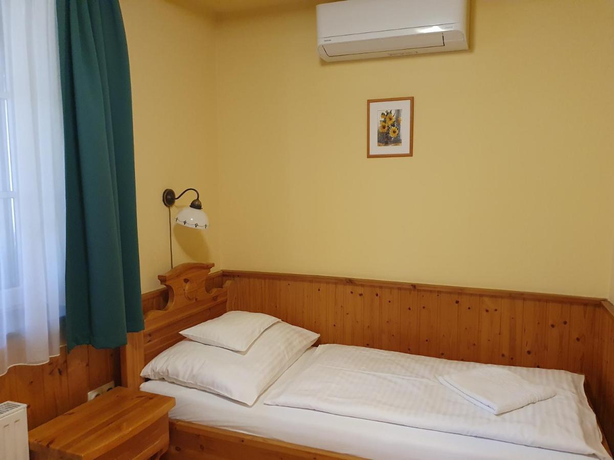 Hotel Bozi Rozi Panzio à Fertőboz Extérieur photo